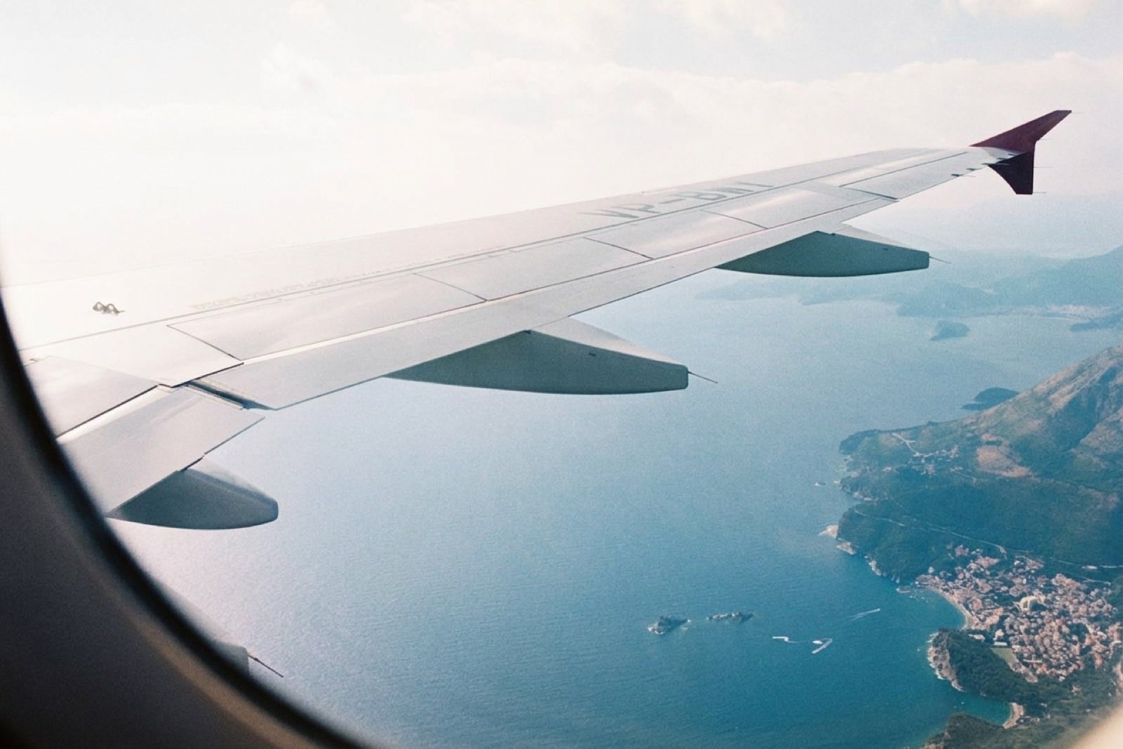 Blick aus einem Flugzeugfenster auf die Adriaküste