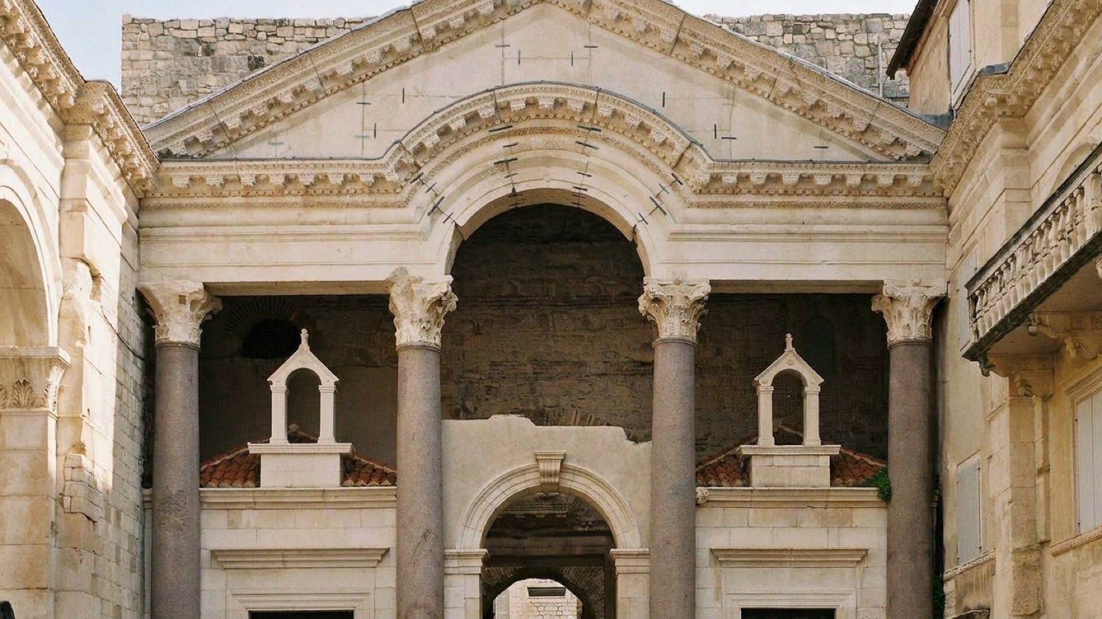 Der Peristyl des Diokletianpalastes in Split