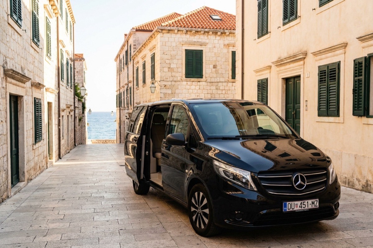 Schwarzer Mercedes-Benz Vito auf einer Straße in der Altstadt von Dubrovnik