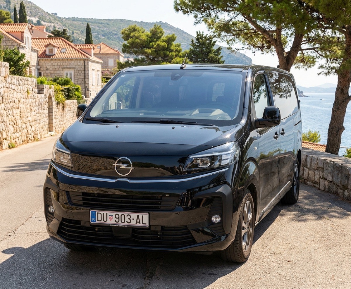 Schwarzer Opel Vivaro Kleinbus auf einer Küstenstraße bei Dubrovnik